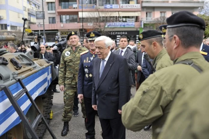Ο Παυλόπουλος απαλλάσσει από ποινές Στελέχη και οπλίτες των ΕΔ και ΣΑ